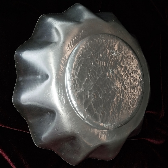 Vintage Hammercraft hand hammered aluminum ruffle Edge Bowl embossed flowers - Picture 5 of 10